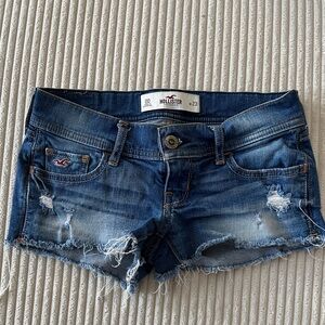 Hollister Women's Distressed Low Rise Blue Jean Short Shorts in Size 00 W23
